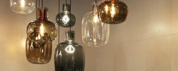 Brokis awa pc1129 pc1130 hanglampen grijs rookglas smoke brown bruin glas notenhouten fitting koperen fittingen sfeer 620x